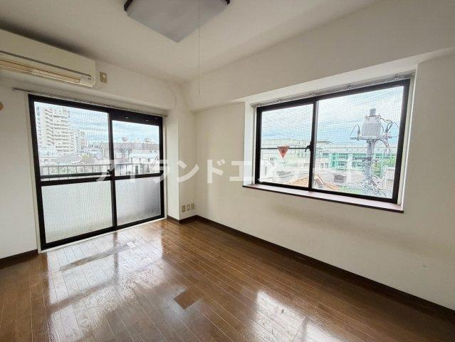 アヴェニール駒沢大学　駅近　バストイレ別　角部屋の居間・リビング