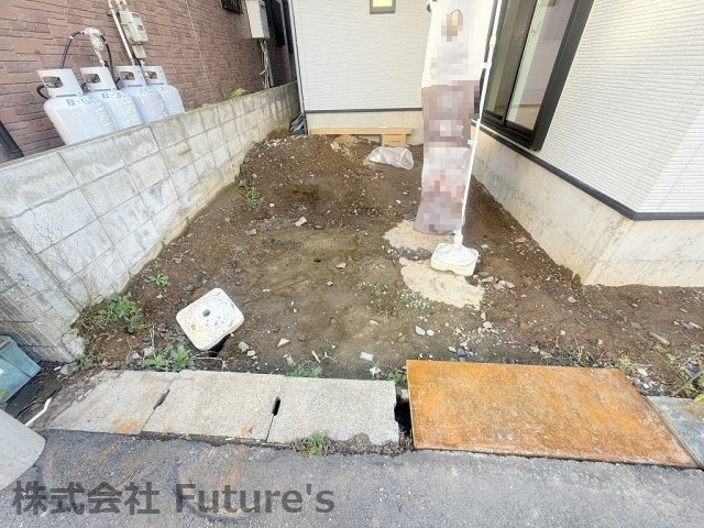 三郷市新和5丁目　新築戸建　全1棟の駐車場|カースペース1台分付き