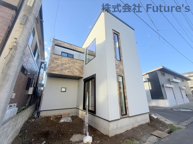 三郷市新和5丁目　新築戸建　全1棟の外観|角地に位置する開放的な立地です！2025年10月築の新築戸建