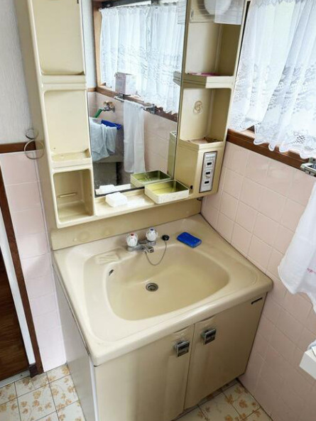西連寺町1丁目　中古戸建の独立洗面台