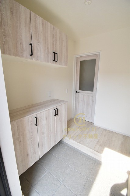 Terrace　水戸市笠原町　2期 　4の玄関|たっぷり入る玄関収納です！扉の中は可動棚ですので、用途に合わせて高さを自由に変えることができます。