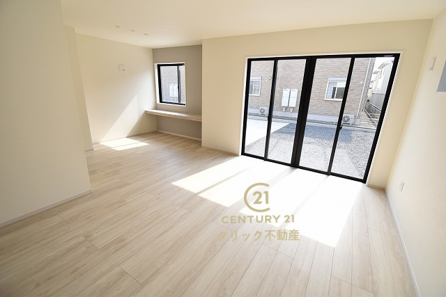 Terrace　水戸市笠原町　2期 　4の居間・リビング|日差しあふれる明るいLDKです。インテリアショップで見掛けた「あの家具」も映えるかも！お気に入りの空間が寛ぎの時間を生み出します。