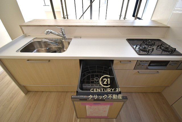 Terrace　水戸市笠原町　2期 　4のキッチン|対面式システムキッチンは料理中や後片づけの間も会話が楽しめ、家族に一体感が生まれます。食事の後片付けもラクラクの食洗機つき♪水道代の節約になり、気になる手荒れも防げそう！