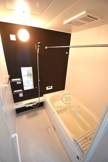 Terrace　水戸市笠原町　2期 　4の浴室|浴槽への出入りが安全な低床タイプのユニットバスです。洗い場は滑りにくい速乾床ですので、お子様やご高齢の方にも安心です。自動お湯張りに追焚機能付きのオートバスです。