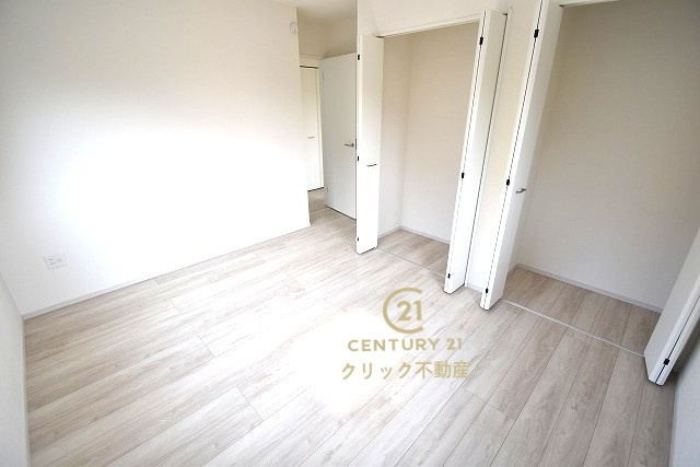 Terrace　水戸市笠原町　2期 　4の洋室|折戸を開くと壁面クローゼット。衣類が横一列に並ぶためひと目で洋服が選びやすい！衣類をたくさんお持ちの方もスッキリ片付きます♪