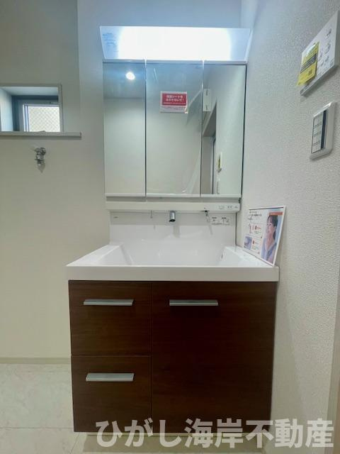 平塚市平塚３丁目　新築戸建　全15棟の独立洗面台|三面鏡化粧台