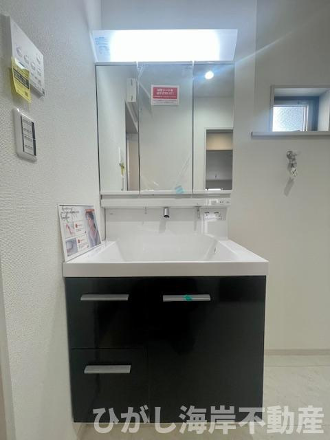 平塚市平塚３丁目　新築戸建　全15棟の独立洗面台|三面鏡化粧台