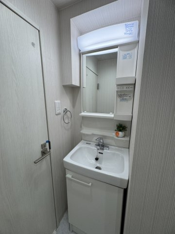 新宿ニューハウジングの独立洗面台