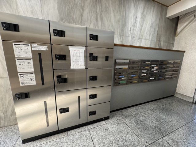 新宿ニューハウジングのその他共用部分|不在時も安心の宅配ボックス完備