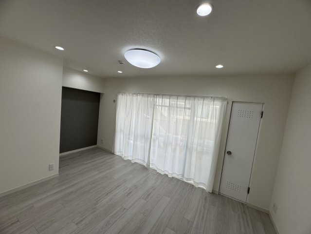 新宿ニューハウジングの居間・リビング|明るいお部屋です