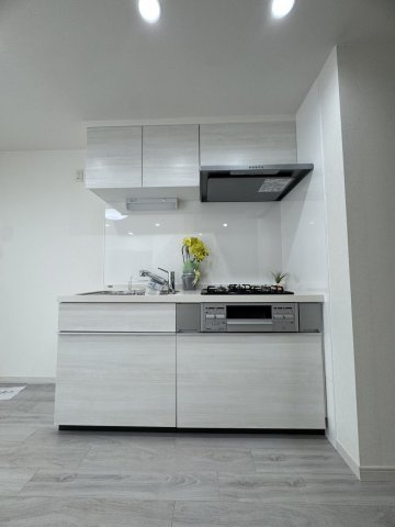 新宿ニューハウジングのキッチン|3口ガスコンロ付き