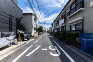 【前面道路含む現地写真】 | 前面道路は5.2m幅の公道で、車の通行や駐車もし易い環境です。