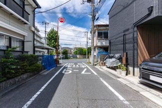 【前面道路含む現地写真】 | 前面道路は一方通行につき、車同士のすれ違いも無いため安心して出入りできます。