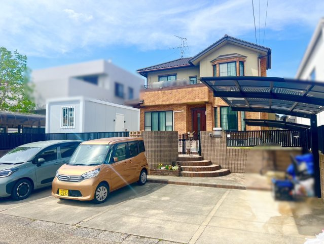 名東区香流一丁目戸建の外観|車は5台駐車可能！
1台分カーポートがあります！