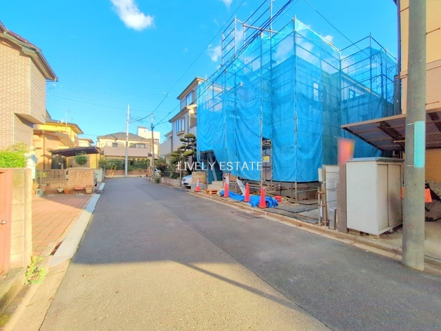 草加市青柳4丁目 新築分譲住宅の前面道路含む現地写真