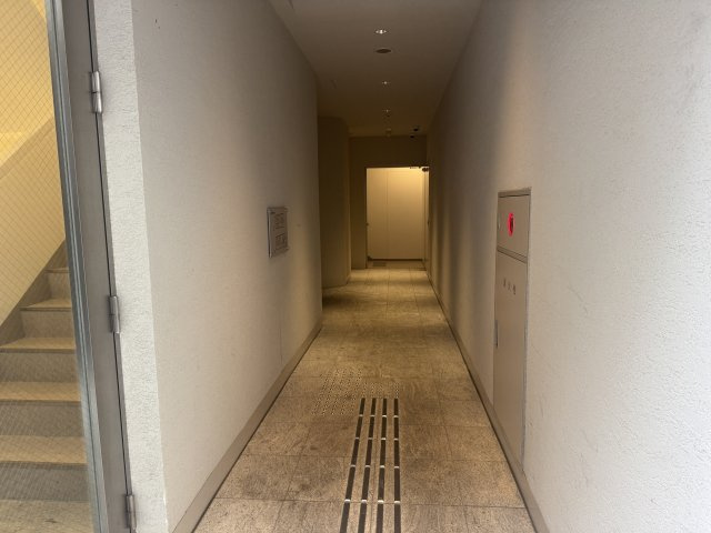 曙ビルのエントランス