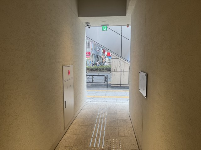 曙ビルのエントランス