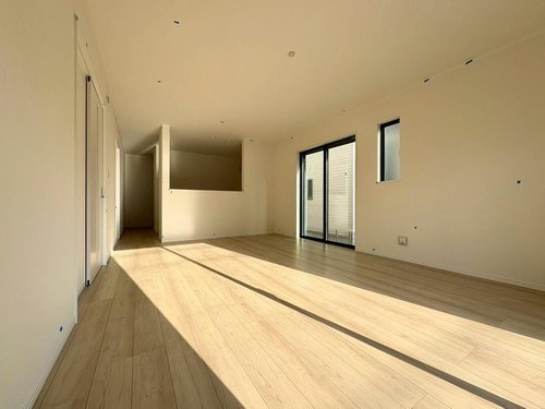 【Heartfull Town】東大和市向原５期の居間・リビング|ゆとりの20帖LDKは、家族が自然と集まる心地よい空間。大きな窓から光が差し込み、開放感たっぷりのリビングで、理想の暮らしを実現します。