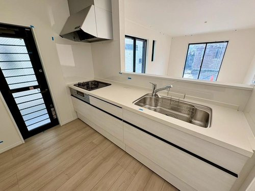 【Heartfull Town】東大和市向原５期のキッチン|使い勝手抜群のシステムキッチンに、勝手口をプラス。ゴミ出しや買い物後の動線がスムーズで、毎日の家事がもっと快適に、効率よくこなせます。