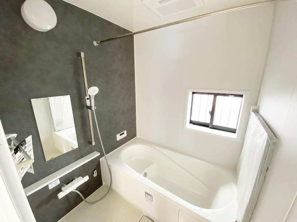 【Heartfull Town】東大和市向原５期の浴室|半身浴も楽しめる一坪タイプの浴室は、防カビ仕様となっており、お掃除も楽々です。浴室乾燥機を完備し雨の日のお洗濯も安心です。