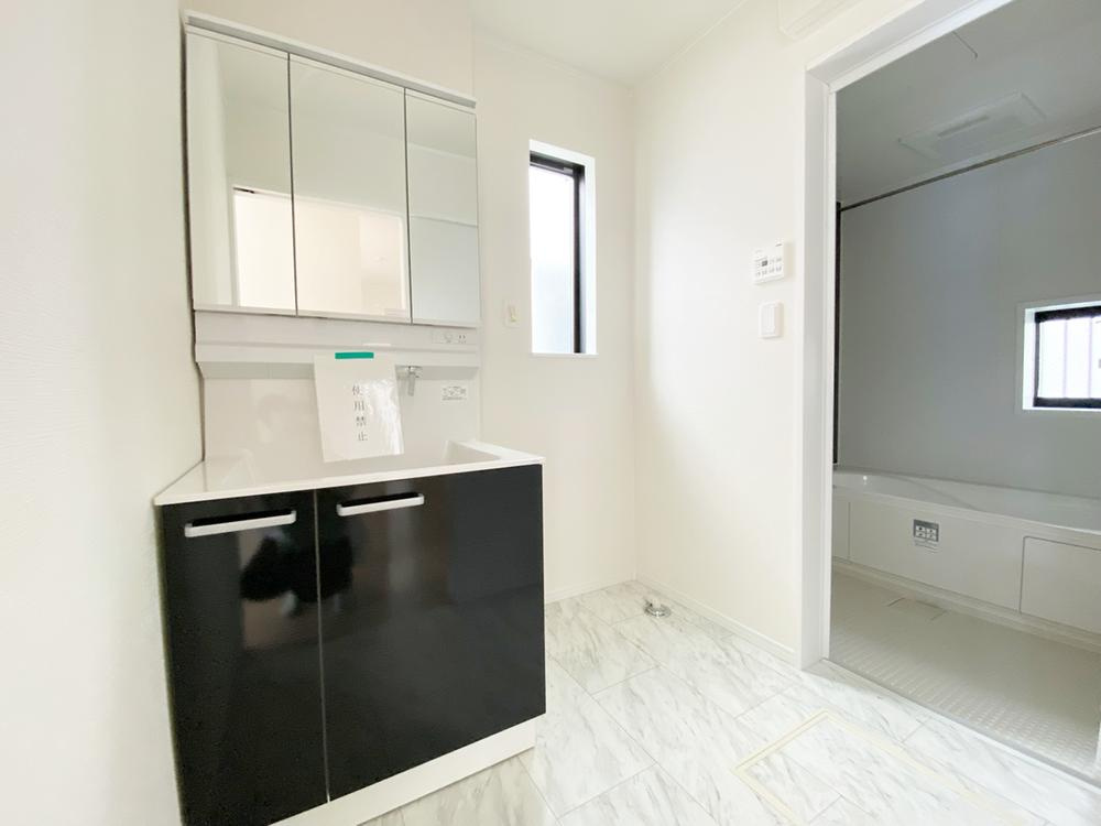 【Heartfull Town】東大和市向原５期の洗面所|収納スペースもバッチリなこちらの洗面化粧台。忙しい朝の時間にお役立ち！化粧品やヘアケア用品など細かな物もしっかり収納しておけるから「あれ？アレどこだっけ？」がなくなること間違いなし♪