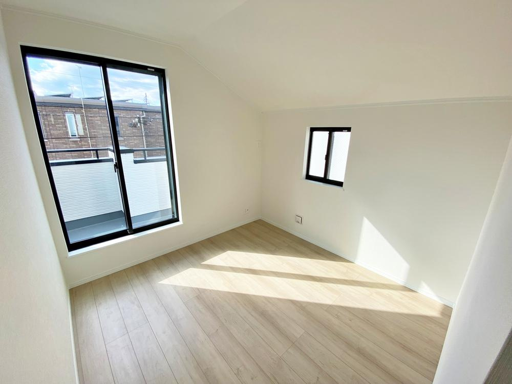 【Heartfull Town】東大和市向原５期の洋室|居室に完備の収納は、お部屋を広々使うことが出来る優れもの！大切な思い出の品や、「今は使わない」季節ものを大切に保管♪スッキリ綺麗なお部屋で、趣味の時間も更に充実♪