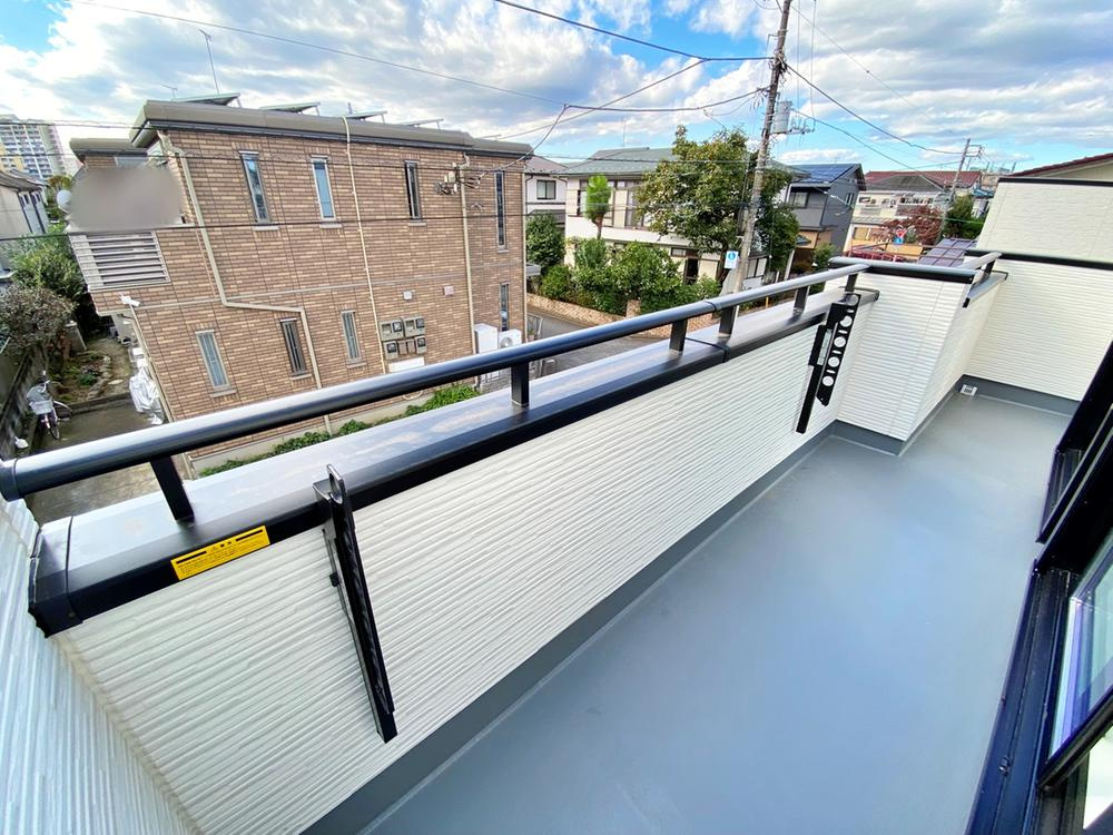 【Heartfull Town】東大和市向原５期のバルコニー|バルコニーは、洗濯物や布団を干すだけでなく、暖かな陽射しや爽やかな風を存分に取り込み、お部屋に解放感をもたらします