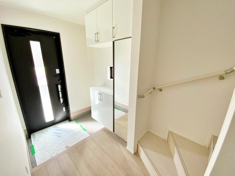 【Heartfull Town】東大和市向原５期の玄関|住まう方でカスタマイズしていただけるシンプルなデザインの内装。ご自身で素敵な空間を創り上げられます。