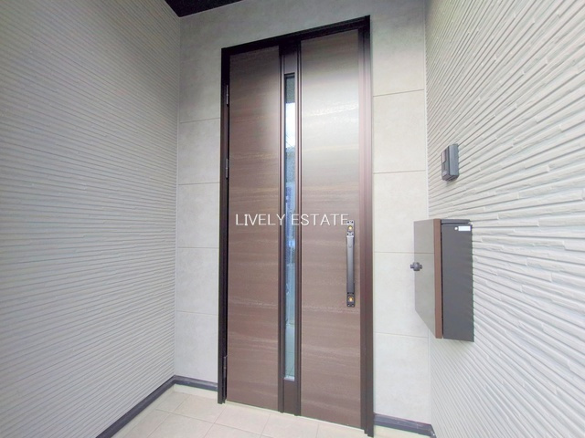 越谷市蒲生西町2丁目 新築分譲住宅の玄関