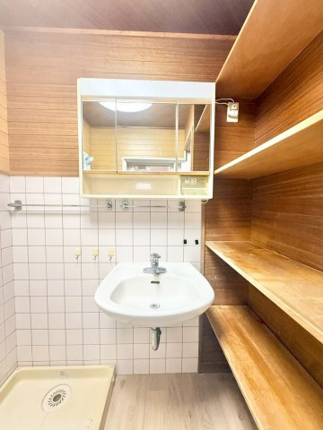 甲山グリーンハイツの独立洗面台|スッキリとした洗面台！備え付けの収納棚にはタオルや洗剤などのストックを置いたりと使い方色々♪