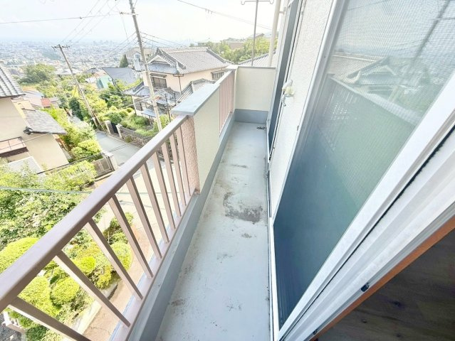 甲山グリーンハイツのバルコニー|南東向きのバルコニーで日当たり良好♪最上階なので眺望良好！夜にはきれいな夜景を眺めながら、ゆったりしたくつろぎのお時間をお過ごしいただけますね♪