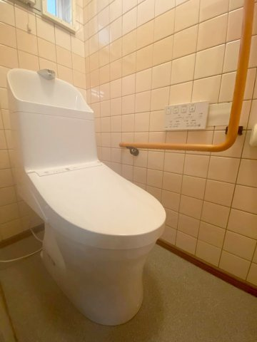 甲山グリーンハイツのトイレ|壁リモコンで両サイドがスッキリ。多彩な機能付で清潔なトイレ空間に♪