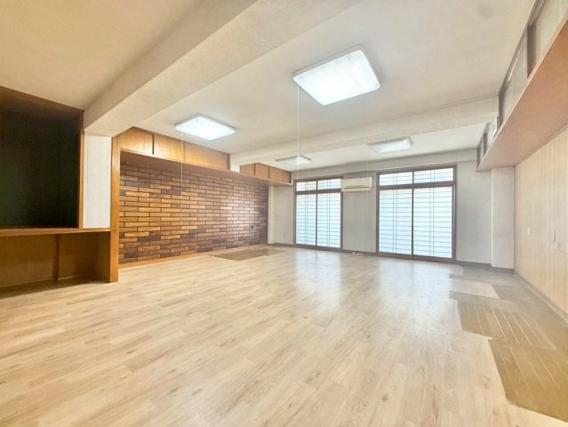 甲山グリーンハイツの居間・リビング|広々約２７.５帖！お気に入りのインテリアを置いたり、家具選びも楽しみの一つになりますね♪