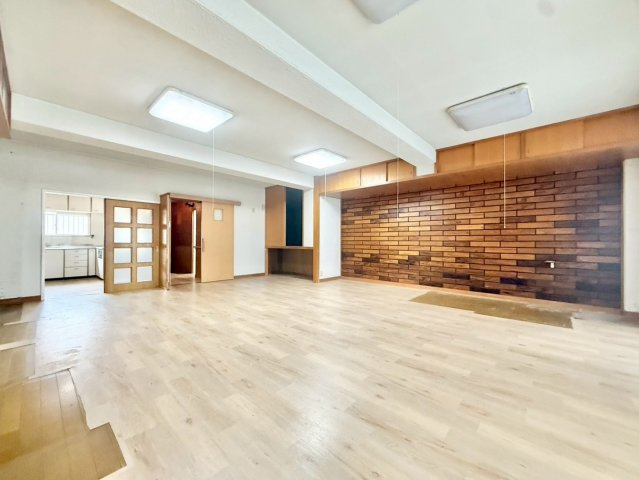 甲山グリーンハイツの居間・リビング|南東向きでぽかぽか暖かな日差しが差し込みますね！アクセントクロスがオシャレなお部屋！メリハリのある空間に！