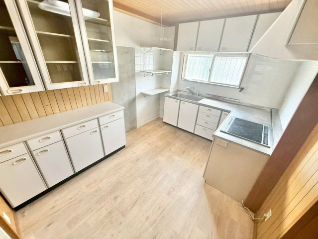 甲山グリーンハイツのキッチン|収納棚があることで食器や調理道具がスッキリと片付けられますね♪