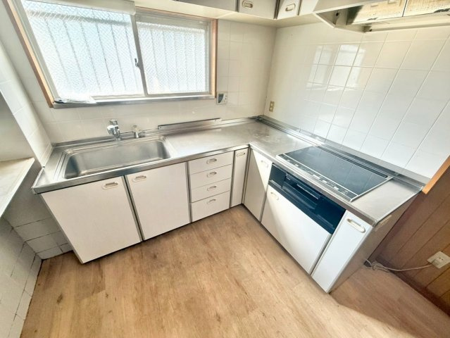 甲山グリーンハイツのキッチン|ＩHクッキングヒーターで火を使わないので安心ですね♪３つ口で同時に調理！時短になりますね♪