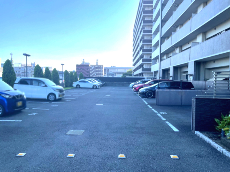 アルファスマート青葉北Ⅱの駐車場|お部屋のそばに専用駐車場2台分がございます。