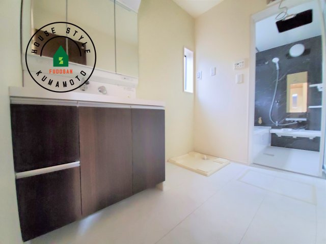 熊本市北区武蔵ケ丘2丁目第1-2棟（1号棟）の内観：施工例|ゆとりの洗面スペースで朝の身支度もスムーズに。暮らしを快適に変えるシャワー付洗面台です！