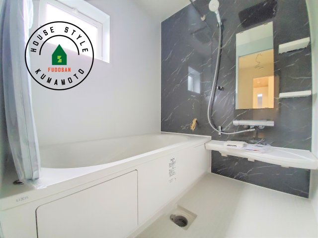 熊本市北区武蔵ケ丘2丁目第1-2棟（1号棟）の内観：施工例|1日の疲れを癒してくれる広々バスルーム。雨の日のお洗濯にも大活躍な浴室乾燥機付です！