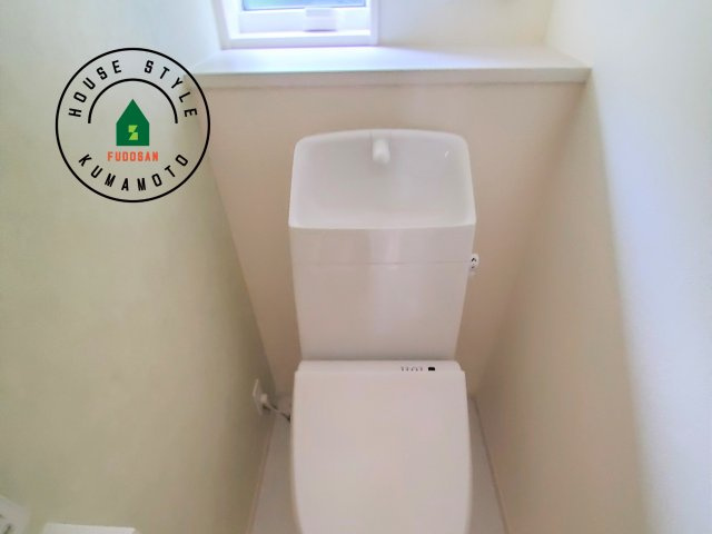 熊本市北区武蔵ケ丘2丁目第1-2棟（1号棟）の内観：施工例|温水洗浄便座を完備しております。2ヶ所にトイレがあるのは朝の慌ただしい時間も安心です。