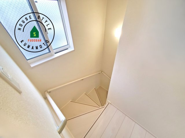 熊本市北区武蔵ケ丘2丁目第1-2棟（1号棟）の内観：施工例|＜手すり付階段＞手すりがないと階段の昇り降りで危険なことはもちろん、壁に手をつきながら歩くことで壁紙が汚れやすくなります。すべての方に快適に昇り降りしていただくため、手すりを設置しました。