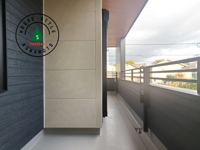 熊本市北区武蔵ケ丘2丁目第1-2棟（1号棟）の外観：施工例|風をしっかりと感じられるバルコニーでは、毎日が洗濯日和です。広々としているので洗濯も楽しくなるでしょうし、気分転換にバルコニーからの眺めを楽しむのもいいでしょう。