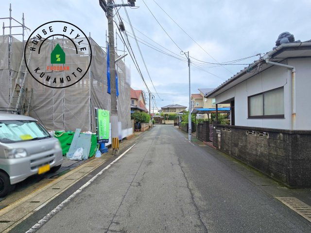 熊本市北区武蔵ケ丘2丁目第1-2棟（1号棟）の前面道路含む現地写真|前面道路は閑静な住宅地をはしる車通りの少ない道路。お車の出し入れが苦手なママや小さなお子様にも安心ですね。しっかり舗装もされているので、ベビーカーや自転車で通っても快適に通行できます。前面道路です。