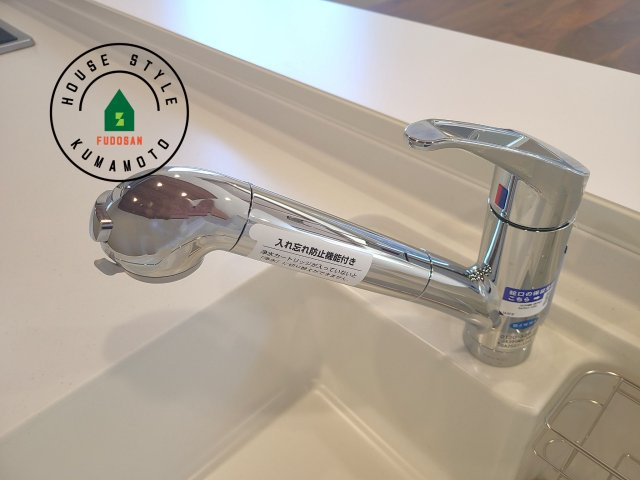 熊本市北区武蔵ケ丘2丁目第1-2棟（1号棟）の発電・温水設備|ヘッドはシャワーや浄水に切り替え可能でノズルが延びる可動式。料理が楽しくなりますね。