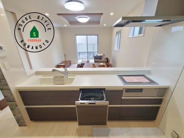 熊本市北区武蔵ケ丘2丁目第1-2棟（1号棟）の内観：施工例|ご家族を近くに感じられる対面キッチンのLDK。会話もはずみそうですね。