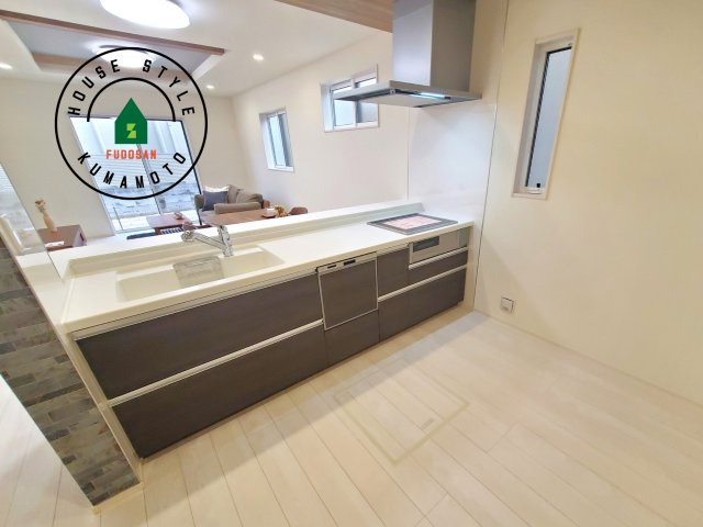 熊本市北区武蔵ケ丘2丁目第1-2棟（1号棟）の内観：施工例|ダイニングテーブルへの配膳がラクラク、お料理はかどるカウンター付きシステムキッチン！