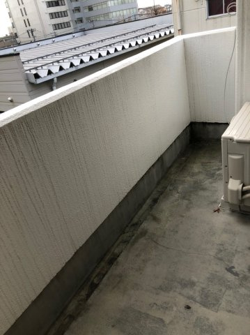 鈴木ビルのバルコニー