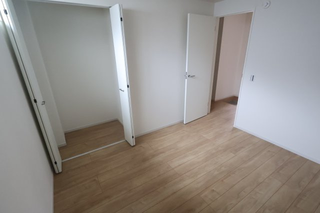 《仲介手数料無料》練馬区石神井町８丁目42-18(2号棟)新築一戸建てKEIAI Styleの洋室|撮影日 2025年10月9日 13:40 曇り