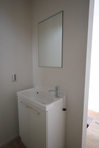 《仲介手数料無料》練馬区石神井町８丁目42-18(2号棟)新築一戸建てKEIAI Styleの独立洗面台|撮影日 2025年10月9日 13:40 曇り