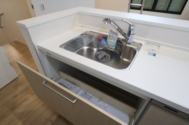 《仲介手数料無料》練馬区石神井町８丁目42-18(2号棟)新築一戸建てKEIAI Styleのキッチン|撮影日 2025年10月9日 13:40 曇り